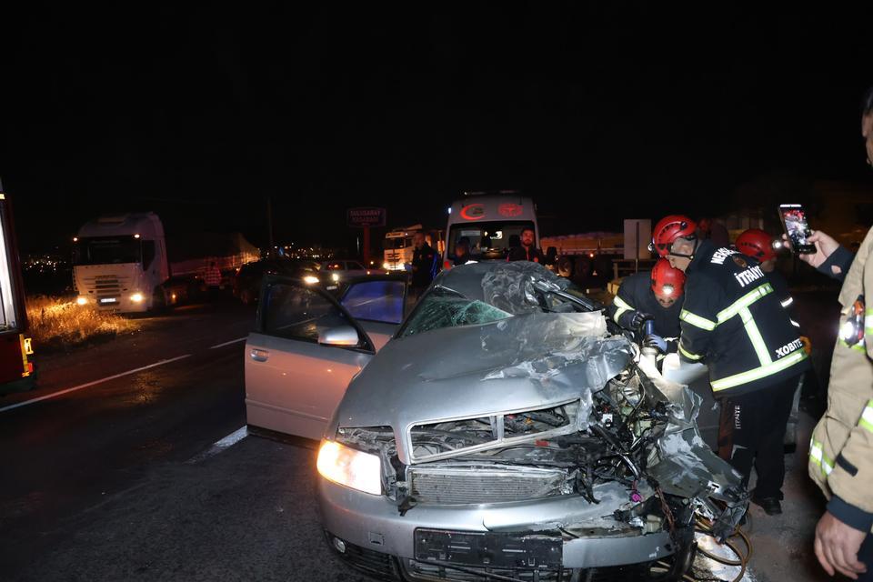 Feci kaza: Otomobil tıra çarptı, 2 kişi hayatını kaybetti