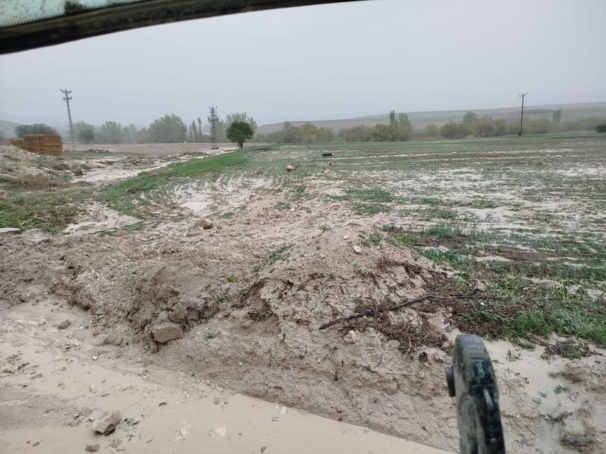 CEVİZ BÜYÜKLÜĞÜNDE DOLU YAĞDI, 700 DEKAR TARIM ARAZİSİ ZARAR GÖRDÜ