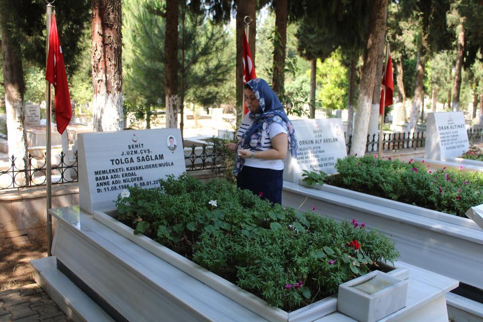 JANDARMA, ŞEHİTLERİ MEZARI BAŞINDA ANDI ŞEHİT AİLELERİ DUYGU DOLU ANLAR YAŞADI