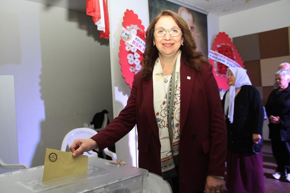 YENİ Parti Kula’da Esen Çınar yeniden başkan