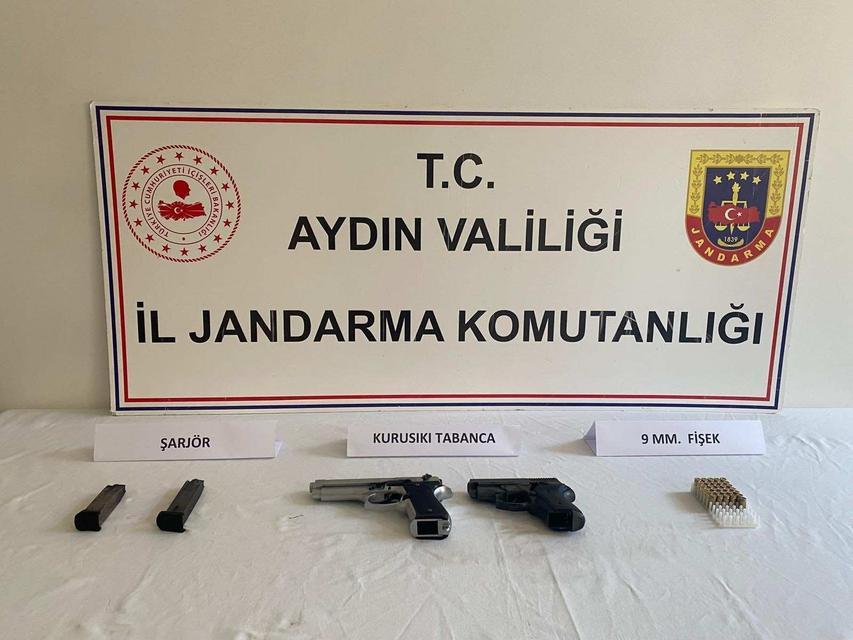 KUŞADASI'NDA HAVAYA ATEŞ AÇAN ŞAHISLAR YAKALANDI