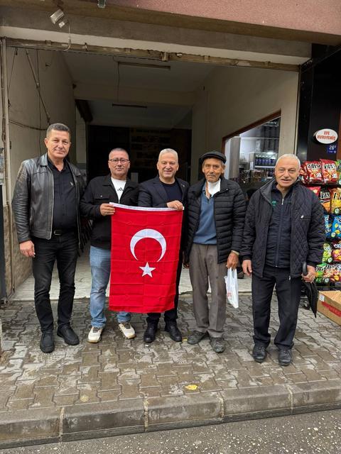 Başkan Öztürk esnafa Türk bayrağı dağıttı