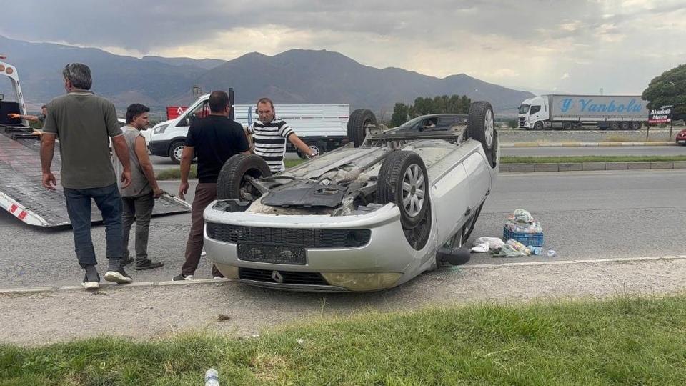 Bulvarda korkutan kaza! Otomobil takla attı: 2 yaralı