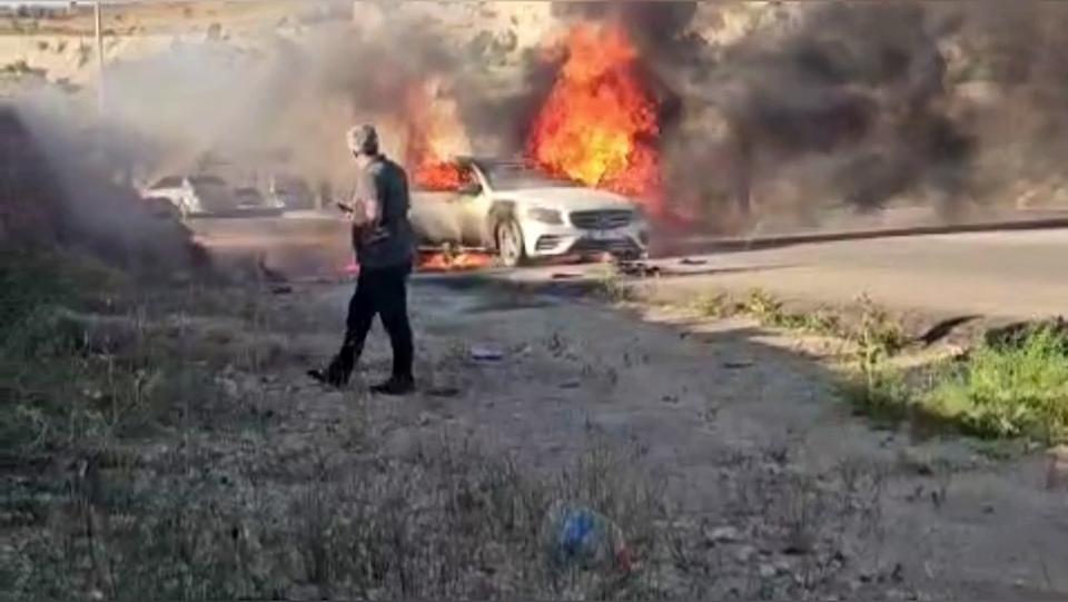 Seyir halindeki lüks otomobil alev alev yandı