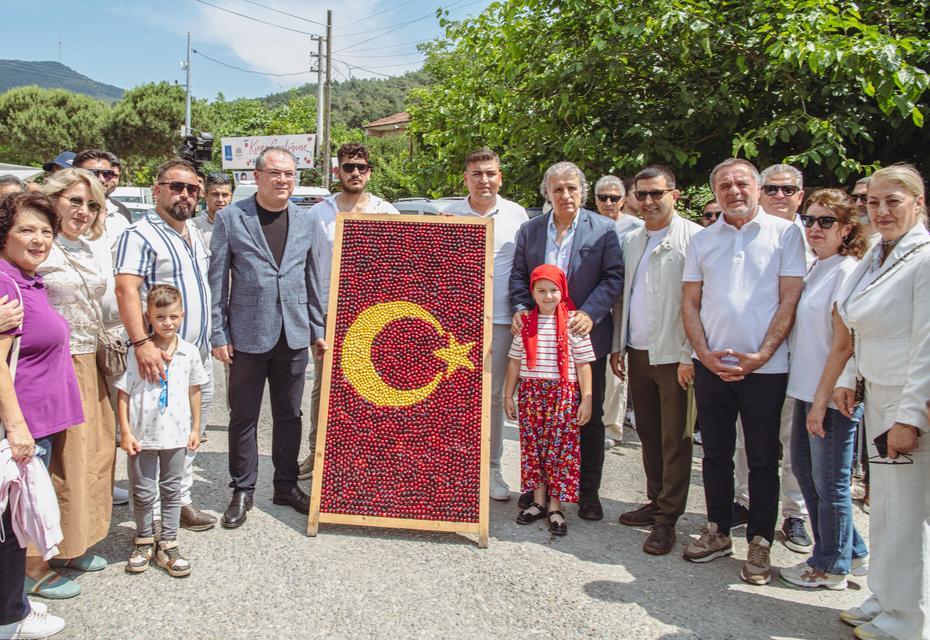 Kuşadası'nda kiraz şenliği coşkusu