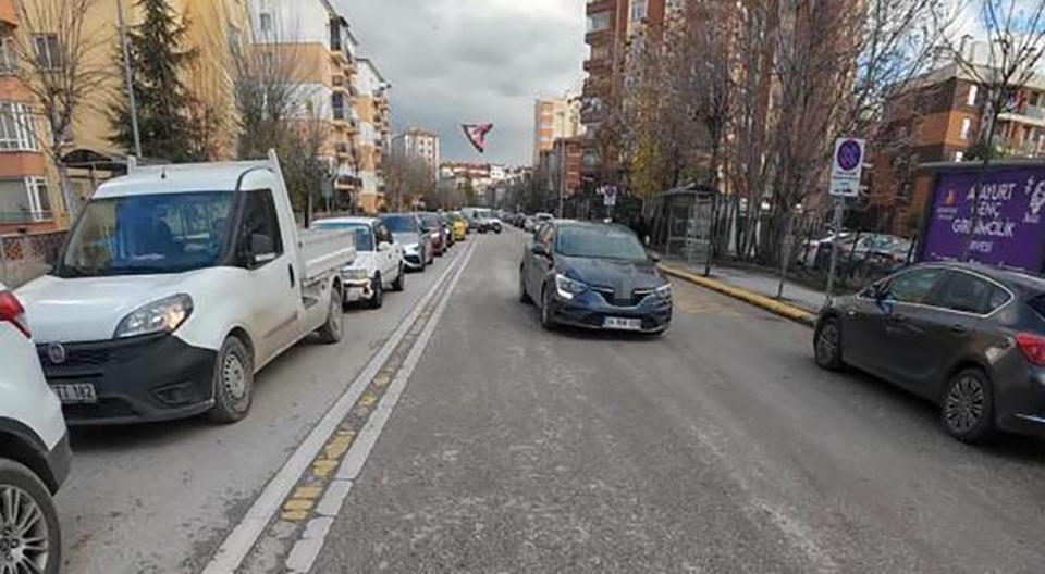 Yoğun trafikte ters yöne giren sürücü tehlikeye davetiye çıkardı