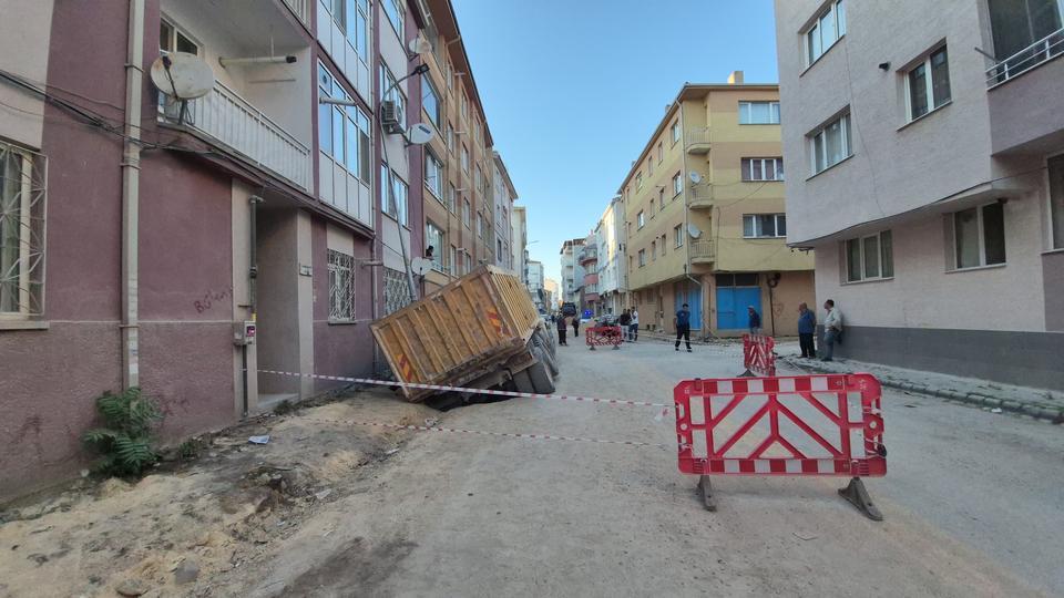 Yol çöktü, belediyeye ait kamyon çukura düştü