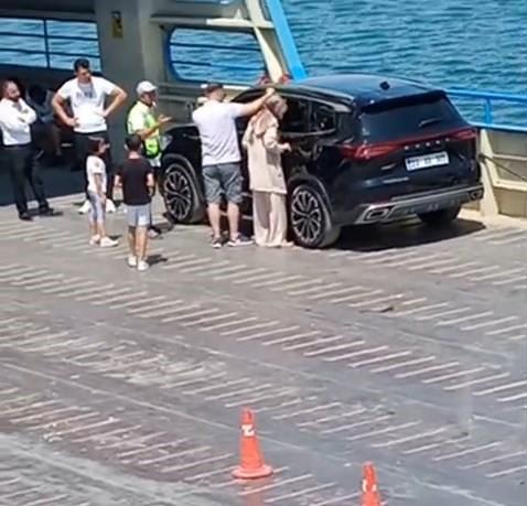 Anahtar aracın içerisinde kalınca, çocuğa bir saat dil döktüler