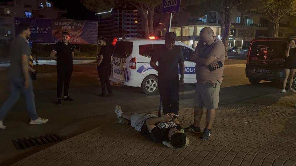 Otomobille çarpışan motosiklet sürücüsü kaldırıma savruldu