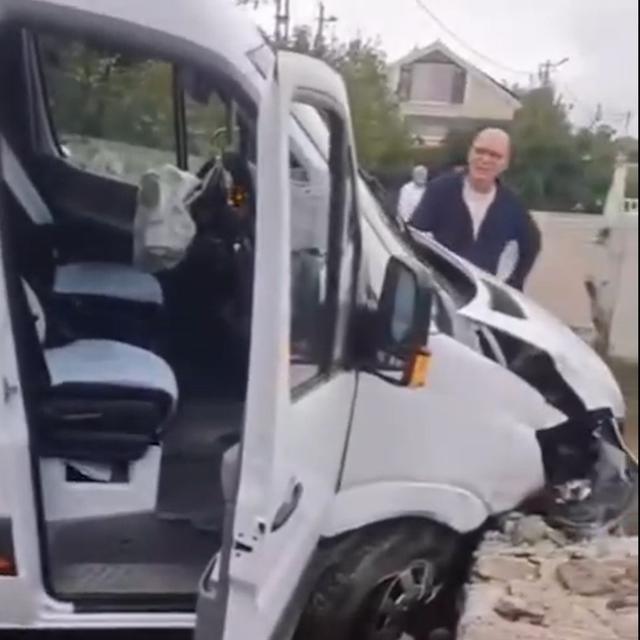 Okul servisi duvara çarptı: 1 yaralı