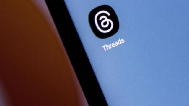 Rekabet Kurulu'nun şirket hakkında geçici tedbir kararı vermesi sonrasında Threads, bugün itibarıyla Türkiye'de kullanıma kapatıldı.
Haberturk'un haberine göre; META'dan yapılan açıklamada, Rekabet Kurulu'nun Threads ile Instagram arasında veri paylaşımını yasaklayan geçici bir tedbir kararı alması sonrası platformun 29 Nisan'dan itibaren Türkiye'de geçici olarak durdurulacağı ve kullanıcıların uygulama üzerinden bu tarihten önce karar hakkında bilgilendirileceği aktarılmıştı.
Bu gelişmelere bağlı olarak Threads bugün itibarıyla Türkiye'de resmen geçici olarak kullanıma kapatıldı.
META'NIN AÇIKLAMASI
META'nın geçtiğimiz haftalarda yaptığı açıklamada, "Bu geçici tedbir kararına katılmamakla birlikte Türkiye Cumhuriyeti'nin tüm hukuki şartlarına uyduğumuza inanıyoruz ve bu karara itiraz edeceğiz. Rekabet Kurumunun geçici tedbir kararı, bize Türkiye'de Threads'i geçici olarak durdurmak dışında hiçbir seçenek bırakmıyor. Rekabet Kurumu ile yapıcı bir şekilde iletişim kurmaya devam edeceğiz ve Threads'i Türkiye’deki insanlara mümkün olan en kısa sürede tekrar sunmayı umuyoruz." ifadeleri kullanılmıştı.
Threads'in 29 Nisan'dan itibaren Türkiye'de geçici olarak durdurulacağı ve kullanıcıların uygulama üzerinden bu tarihten önce karar hakkında bilgilendirileceği aktarılan açıklamada, Türkiye'de Threads'i kullananların, profillerini silmeden dondurabileceği ya da profillerini tamamen silebileceği belirtilmişti.
Açıklamada, şunlar kaydedildi:
"Threads tekrar Türkiye'ye döndüğü takdirde, profilini dondurmayı seçen kişilerin gönderileri ve başkalarının gönderileriyle olan etkileşimleri tekrar görünür olacak. Profillerini donduran kişiler diledikleri zaman 'Bilgilerini İndir' aracı üzerinden gönderilerini indirebilecek ve mevcut içeriklerini muhafaza edebilecek. Türkiye'de Facebook, Instagram, WhatsApp veya diğer META hizmetleri ile diğer ülkelerde Threads kullanımı bundan etkilenmeyecek."
REKABET KURULU KARARI
Rekabet Kurulu, geçen ay, Threads ve Instagram uygulamalarını bağlamak suretiyle hakim durumunu kötüye kullandığı şüphesi üzerine başlatılan soruşturmada META Platforms, Inc. (META) hakkında geçici tedbir kararı vermişti.
META'nın Instagram hesaplarına dayalı Threads profili oluşturan kullanıcıların verilerini kullanıcılara onay seçeneği sunmaksızın birleştirmesinin soruşturma tamamlanana kadar telafisi güç zararlara yol açacağının değerlendirildiği ifade edilen Kurulun açıklamasında, META'nın pazarda uzun yıllardır faaliyet göstermesi sebebiyle kapsamlı ve detaylı bir veri birikimine sahip olduğuna işaret edilerek, firmanın sahip olduğu kullanıcı tabanının büyüklüğü ve çeşitliliğinin, reklam verenler bakımından META hizmetlerini cazip hale getirdiği belirtilmişti.
Açıklamada, bu durumun META'ya hizmet geliştirme amacıyla daha fazla kaynak ayırabilmesine imkan sağladığı ve rakiplerin reklam verenlere ve dolayısıyla finansal kaynaklara erişimini zorlaştırdığı, bu çerçevede META'nın faaliyetlerinin pazarda giriş engeli oluşturduğu vurgulanarak, META'nın sunduğu temel hizmetler ve ilişkili hizmetlerle bir ekosistem olarak faaliyette bulunduğu, bu durumun, META'nın her bir hizmetten edindiği gücü ve birikimi diğer bir hizmetine aktarmasını mümkün kıldığı ve pazar gücünü artırdığı kaydedilmişti.