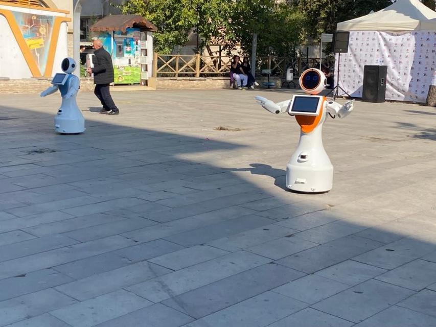 Zeybek oynayan robotlar Bilim Şenliği'nde ilgi topladı
