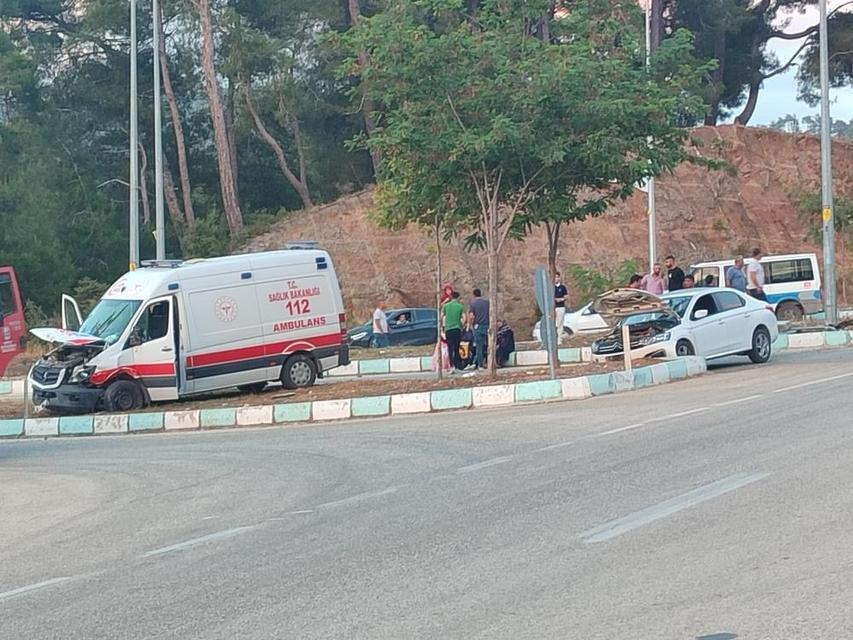 Ambulansla, otomobil çarpıştı: 5 yaralı