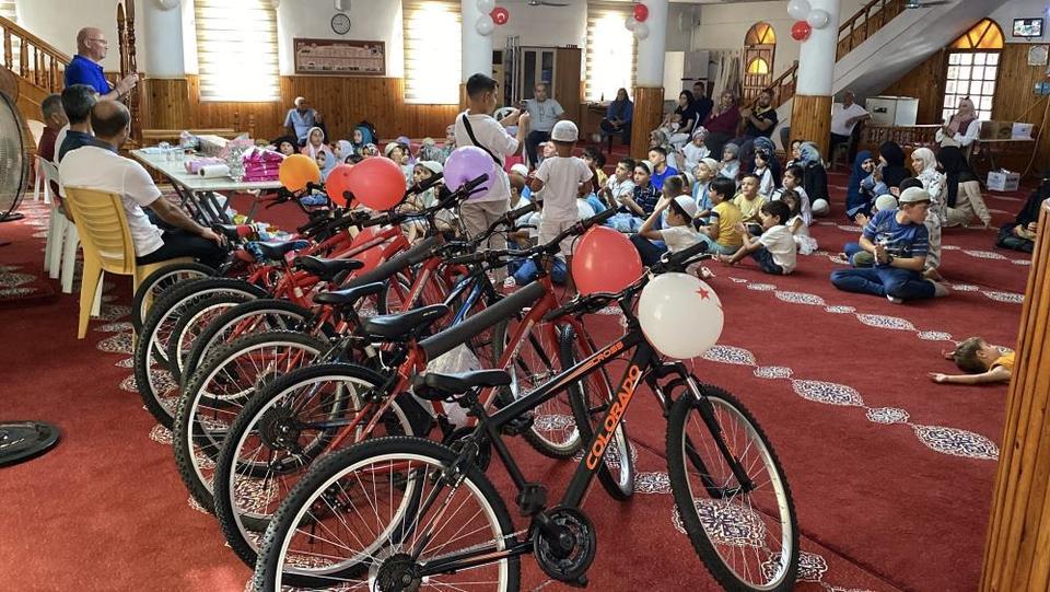 İmam çeyrek asırdır çocukları ödüllendiriyor