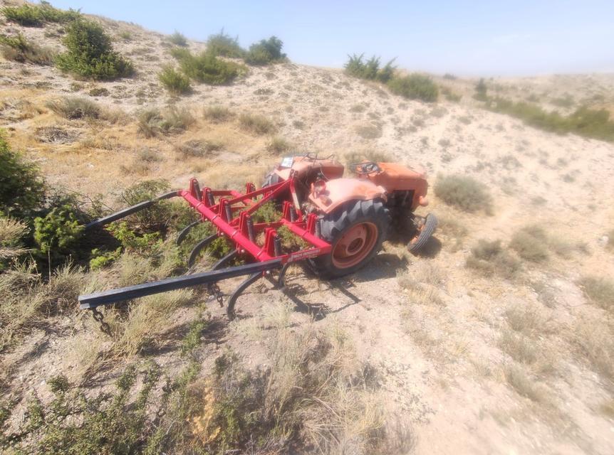 Tarla yolunda traktör devrildi: 1 ölü