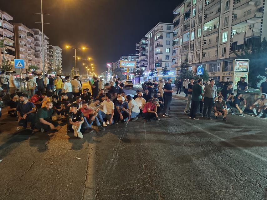 Mahalleli yolu trafiğe kapattı