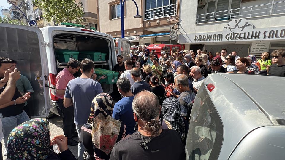 EŞİ TARAFINDAN ÖLDÜRÜLEN KADININ CENAZESİNDE DUYGU DOLU ANLAR MANİSA'DA BOŞANMA AŞAMASINDAKİ EŞİ TARAFINDAN ELLE BOĞULARAK ÖLDÜRÜLEN KADIN SON YOLCULUĞUNA GÖZYAŞLARIYLA UĞURLANDI GÜZELLİK SALONU İŞLETMECİSİ OLAN SELDA ELLER'İN İŞ YERİ ÖNÜNDE YAPILAN HELALLİK ALINMASINDA KIZI RABİA ANNESİNİN TABUTUNA SARILARAK 'KALBİNİ KIRDIYSAM ÖZÜR DİLERİM ANNE' DİYEREK GÖZYAŞLARINA BOĞULDU