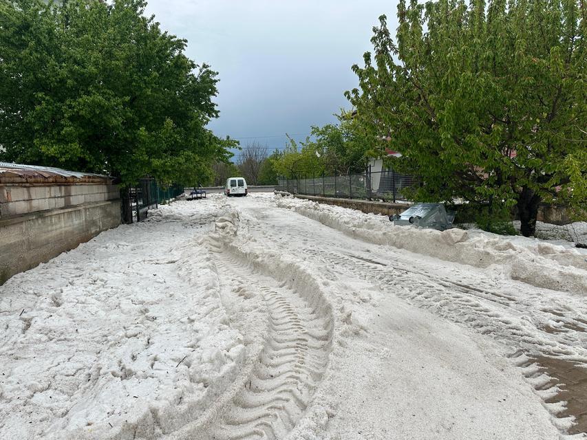 Uşak’ta dolu yağışı etkili oldu