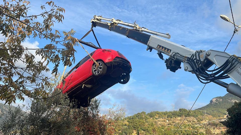 Su borusu patladı, otomobil sürüklendi