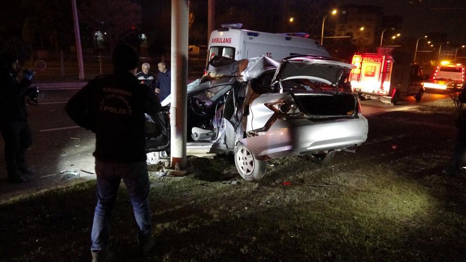 Kontrolden çıkan araç direğe çarptı: 1 ölü 1 ağır yaralı