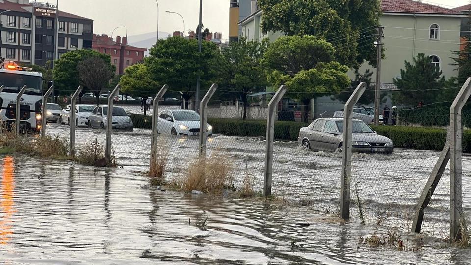 Aniden bastıran yağmurda sürücüler zor anlar yaşadı