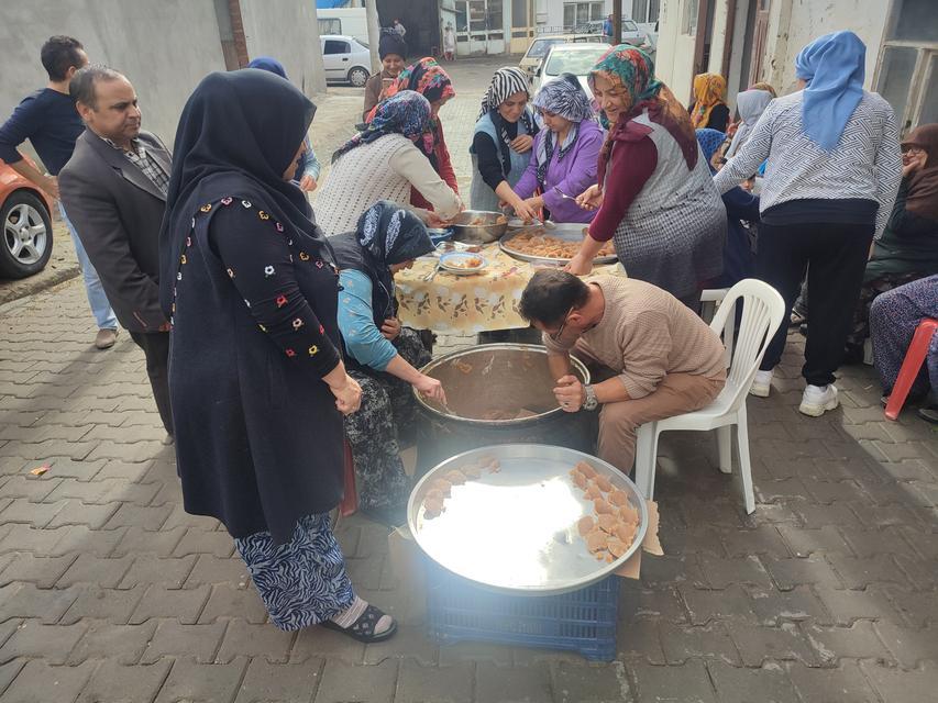 MANİSA'DA 3 BİN YILLIK GELENEK DEVAM EDİYOR ANADOLU'NUN EN YAYGIN GELENEKLERİNDEN BİRİ OLAN ÖLÜ HELVASI GELENEĞİ DEVAM EDİYOR ÖLÜ HELVASI, KÖZ ATEŞİNDE BÜYÜK KAZANLAR İÇİNDE UN, SU VE ŞEKER KARIŞIMININ SÜREKLİ KARIŞTIRILMASIYLA YAPILIYOR