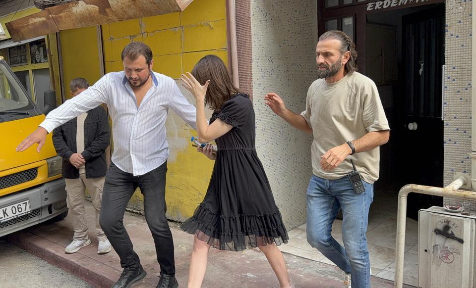 AMERİKALI 22 YAŞINDAKİ KADIN ÇATIYA ÇIKARAK İNTİHARA KALKIŞTI