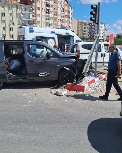 3 araç kavşakta çarpıştı: 2 yaralı