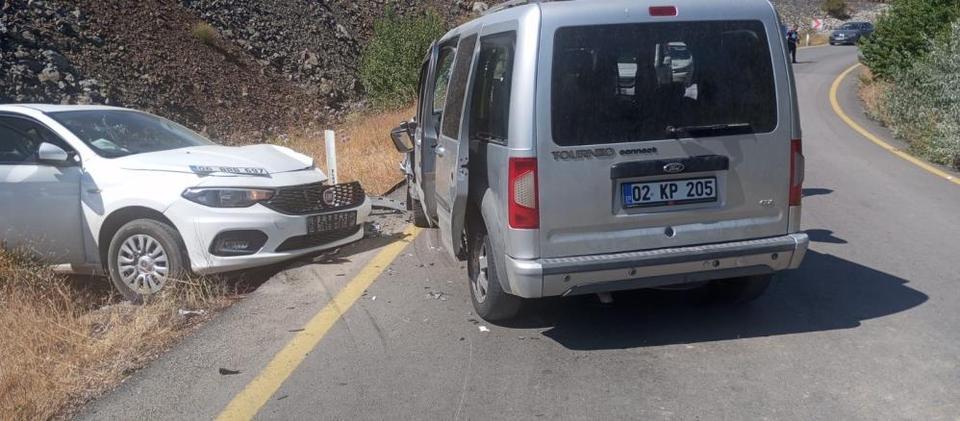 Hafif ticari araç ile otomobil çarpıştı: 6 kişi yaralandı