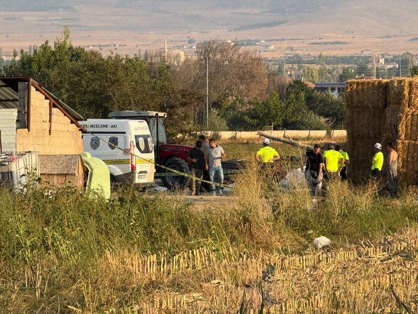 Traktörün altında kalan çocuk hayatını kaybetti
