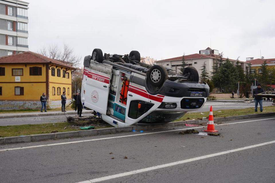 Ambulansla hafif ticari araç çarpıştı: 3 sağlık görevlisi yaralandı
