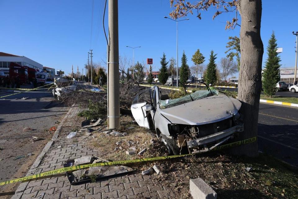 Ağaca çarpan otomobil ikiye bölündü: 2 ölü 1 yaralı