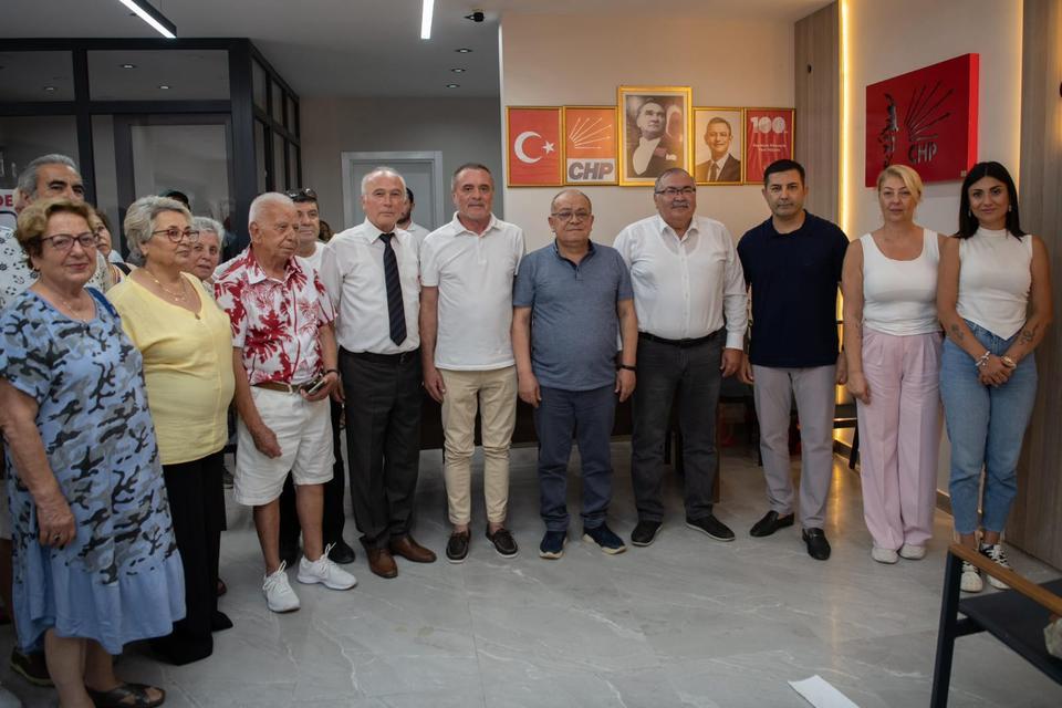 CHP’ye katılanlara rozetlerini Bülbül taktı