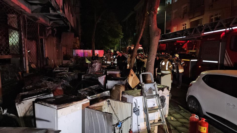 Beyaz eşya deposunda çıkan yangın 3 katlı binayı kül etti
