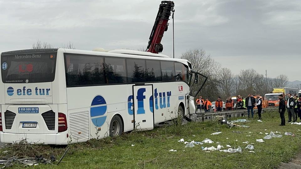 TIRLA ÇARPIŞAN OTOBÜS REFÜJE ÇIKTI: 1'İ AĞIR 15 YARALI