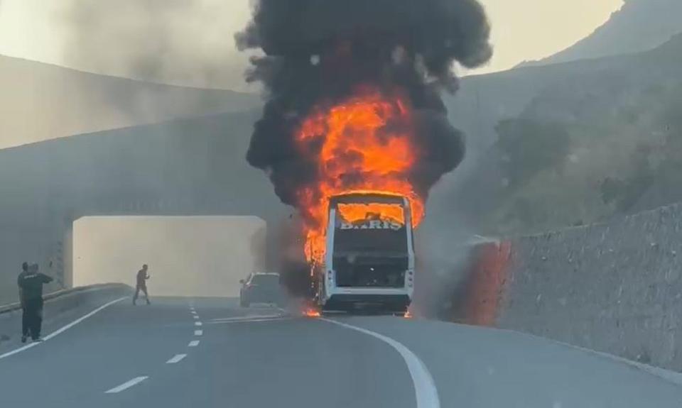 Seyir halindeki yolcu otobüsü alev topuna döndü!