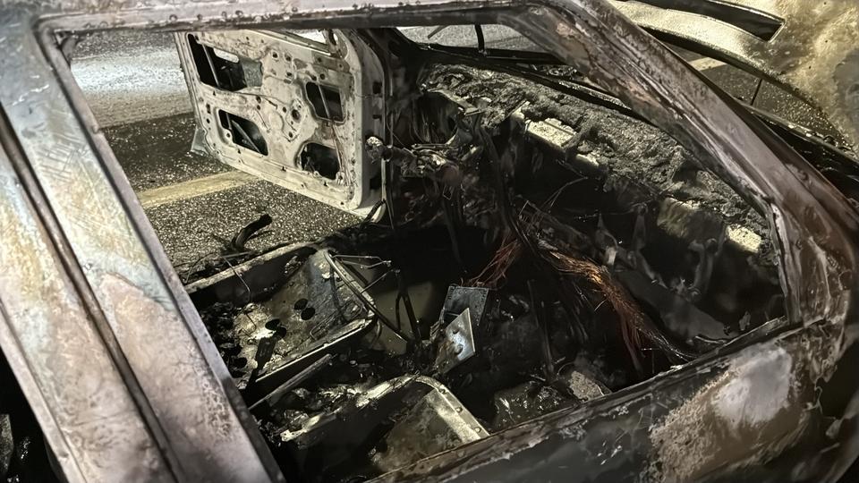Alev topuna dönen otomobil küle oldu