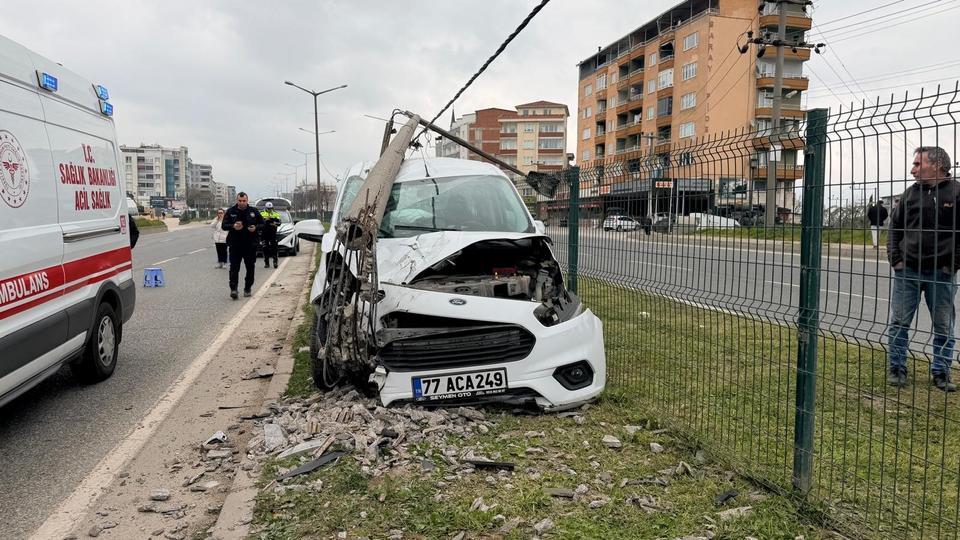 BURSA'DA DİREĞE ÇARPAN OTOMOBİLDEKİ, 2 KİŞİ YARALANDI