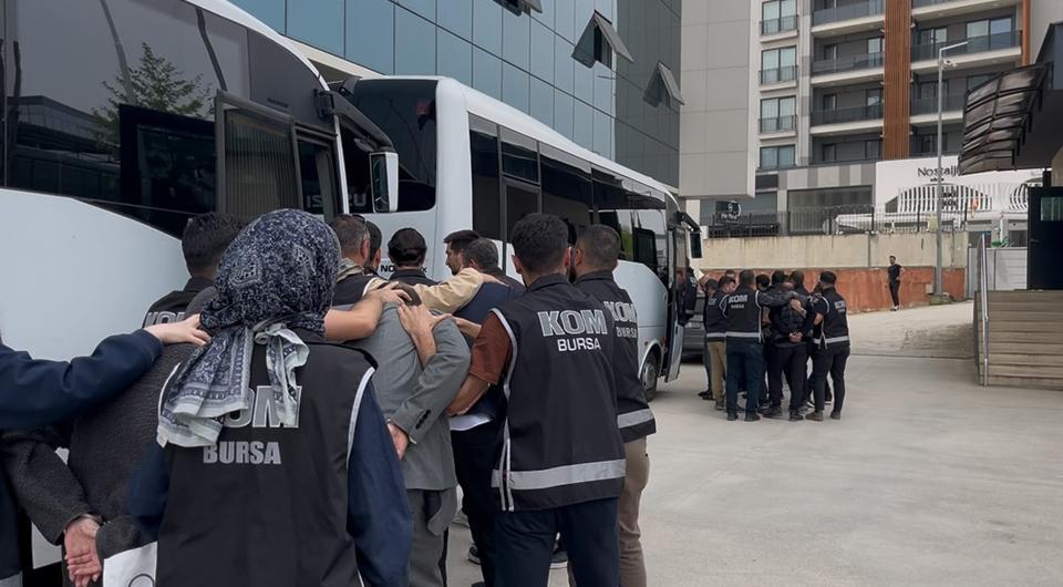 BURSA'DA ÇİFTÇİLERİ HEDEF ALAN TEFECİ ÇETESİ ADLİYEYE SEVK EDİLDİ