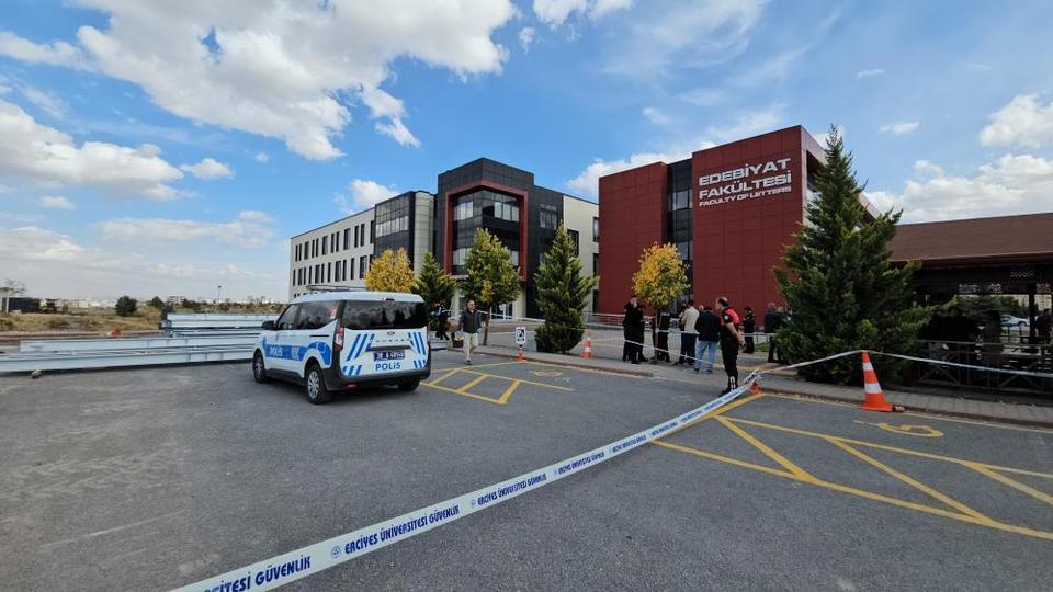 Fakülte önünde eski eşi tarafından vurulan kadın hayatını kaybetti