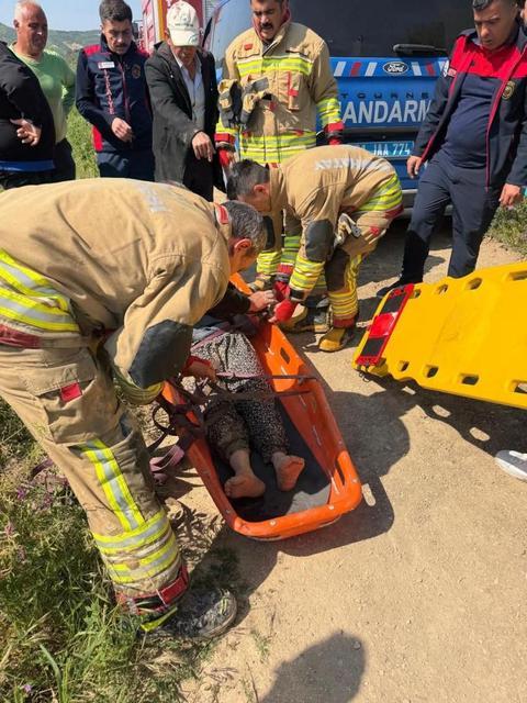 Traktör devrildi, kadın altında kaldı