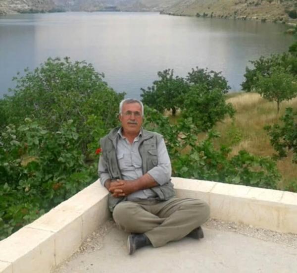 Babasını öldürdü, annesini ağır yaraladı