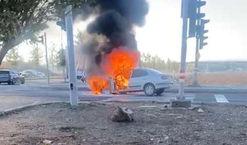 DİYARBAKIR'DA SEYİR HALİNDEKİ OTOMOBİL ALEV TOPUNA DÖNDÜ