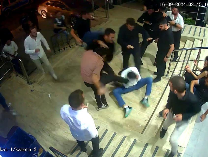 CHP'Lİ MECLİS ÜYESİNİN ALKOLLÜ MEKANINDA HESAP KAVGASI FAZLA PARA İSTENDİĞİNİ İDDİA EDEN MÜŞTERİLER, CHP KAPAKLI BELEDİYE MECLİS ÜYESİ CENGİZ GEZER VE KORUMALARI TARAFINDAN DARP EDİLDİ