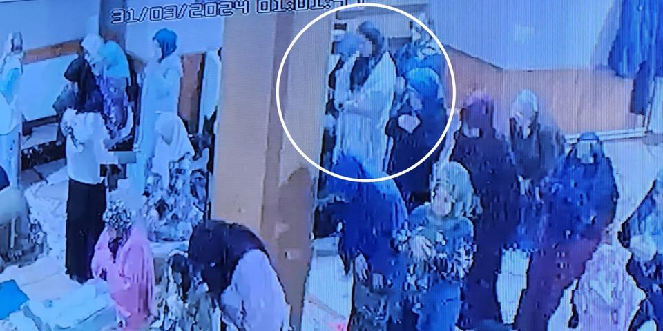 BAŞÖRTÜ TAKIP CAMİDE KADINLARIN ARASINDA NAMAZ KILARAK TACİZ İDDİASI