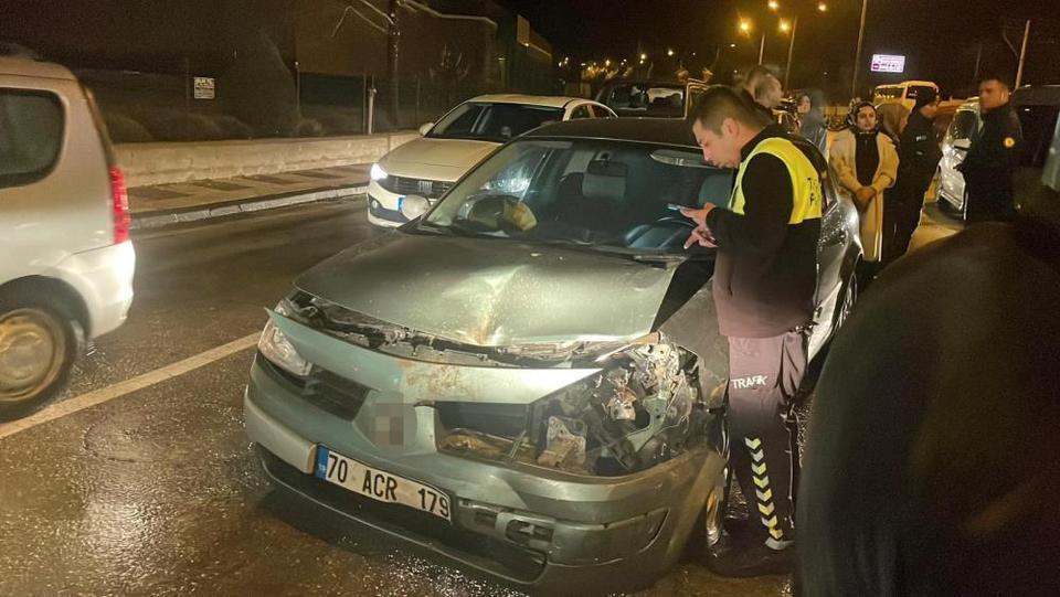 Işıkta bekleyen araçlara çarpan otomobil zincirleme kazaya neden oldu