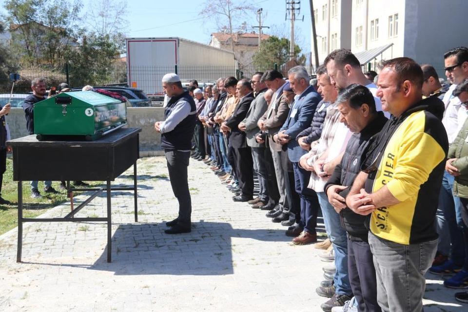 Kadınlar Günü'nde kocası tarafından katledilen kadın toprağa verildi