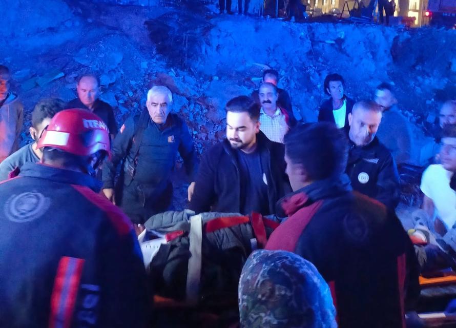 Asansör montajı sırasında 3 metreden düşen işçi ağır yaralandı