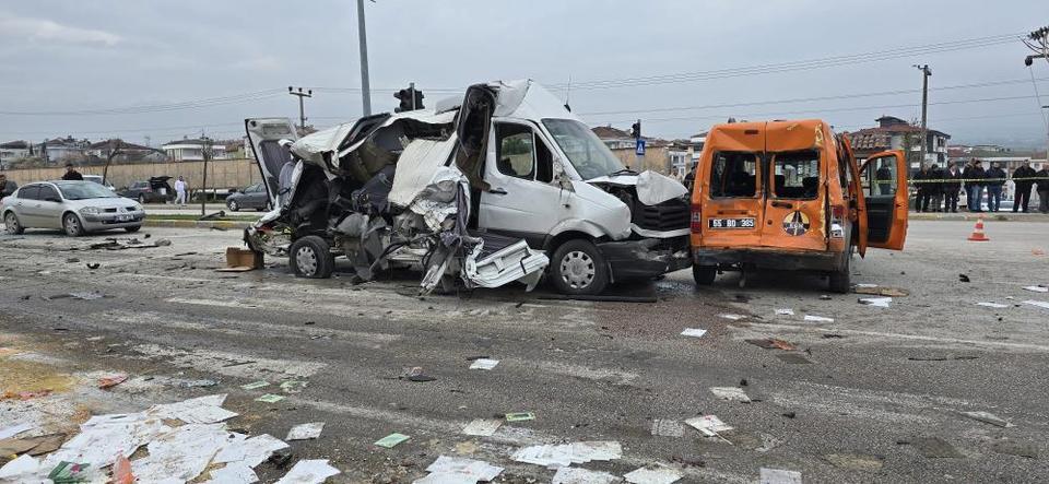 Öğrenci servisi dahil 7 araç birbirine girdi: 18 yaralı