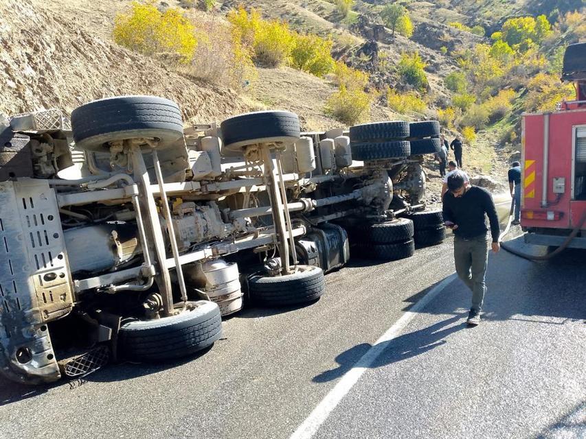 Virajı alamayan asfalt yüklü kamyon devrildi
